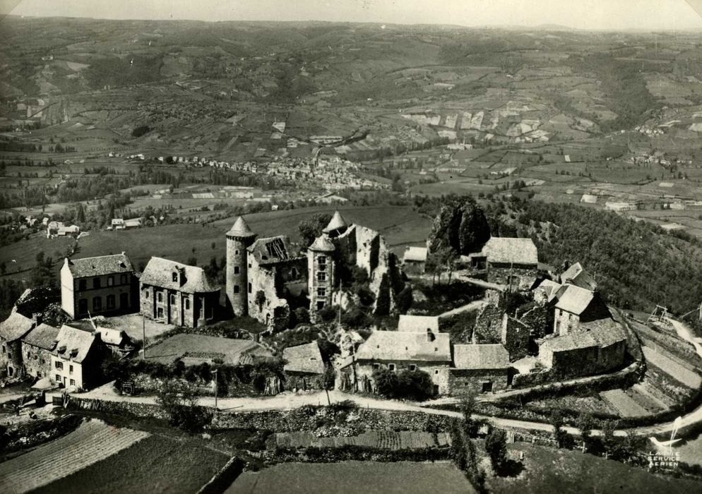 Photo aérienne des ruines de Roquelaure en 1954