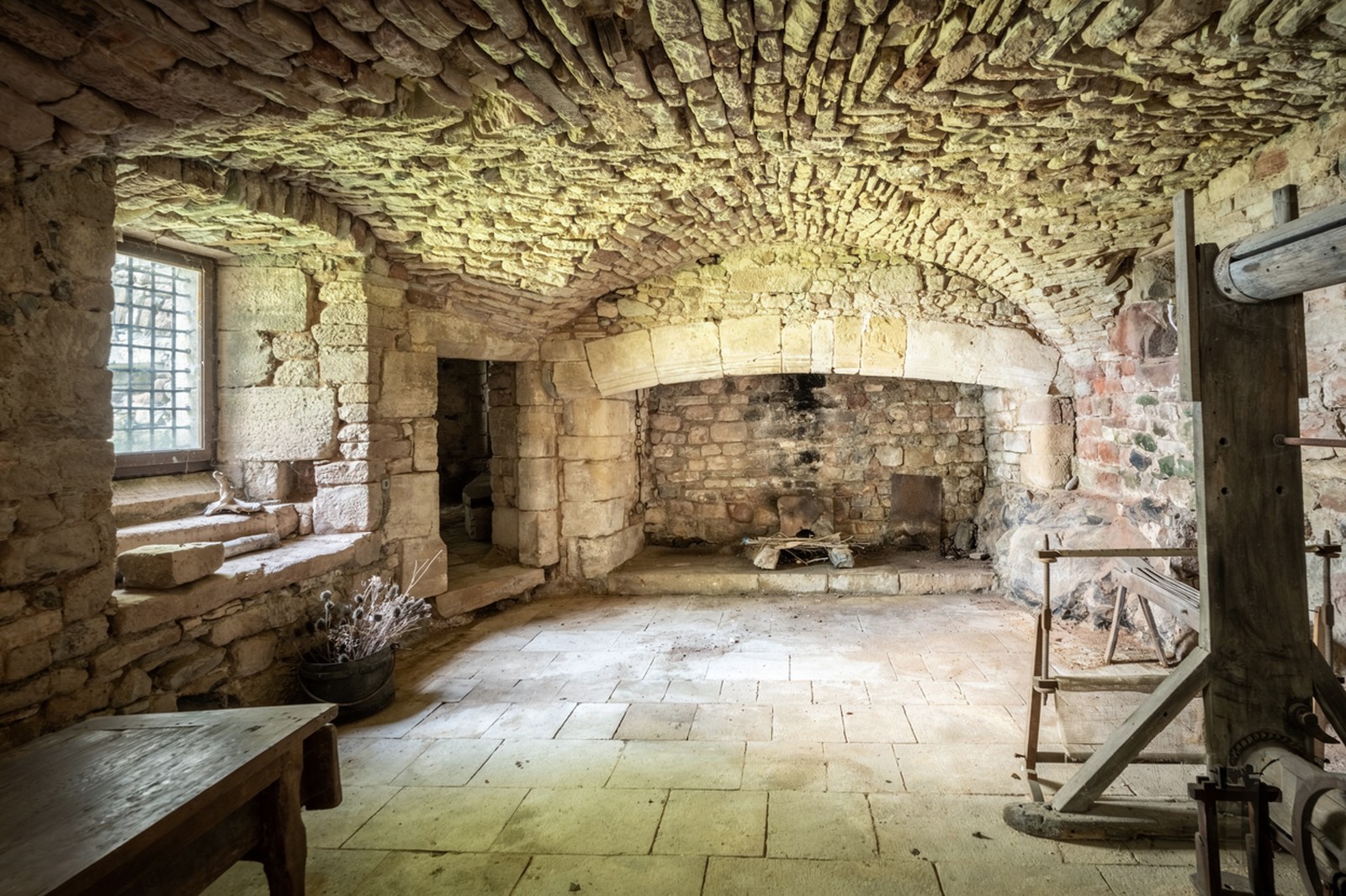 Ancienne cuisine et sa cheminée monumentale
